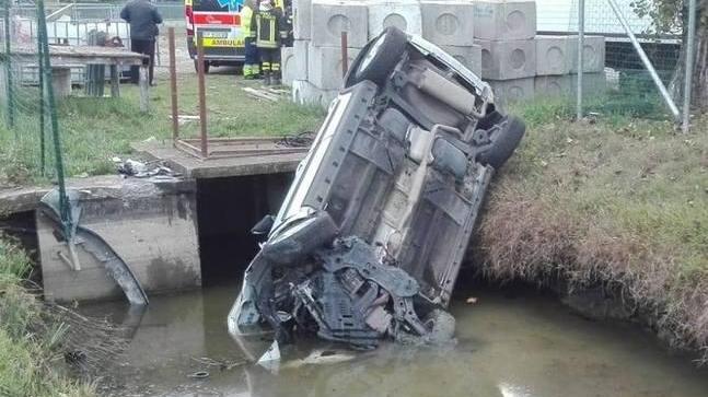 Cadelbosco Sopra: con l’auto nel canale, 22enne in ospedale