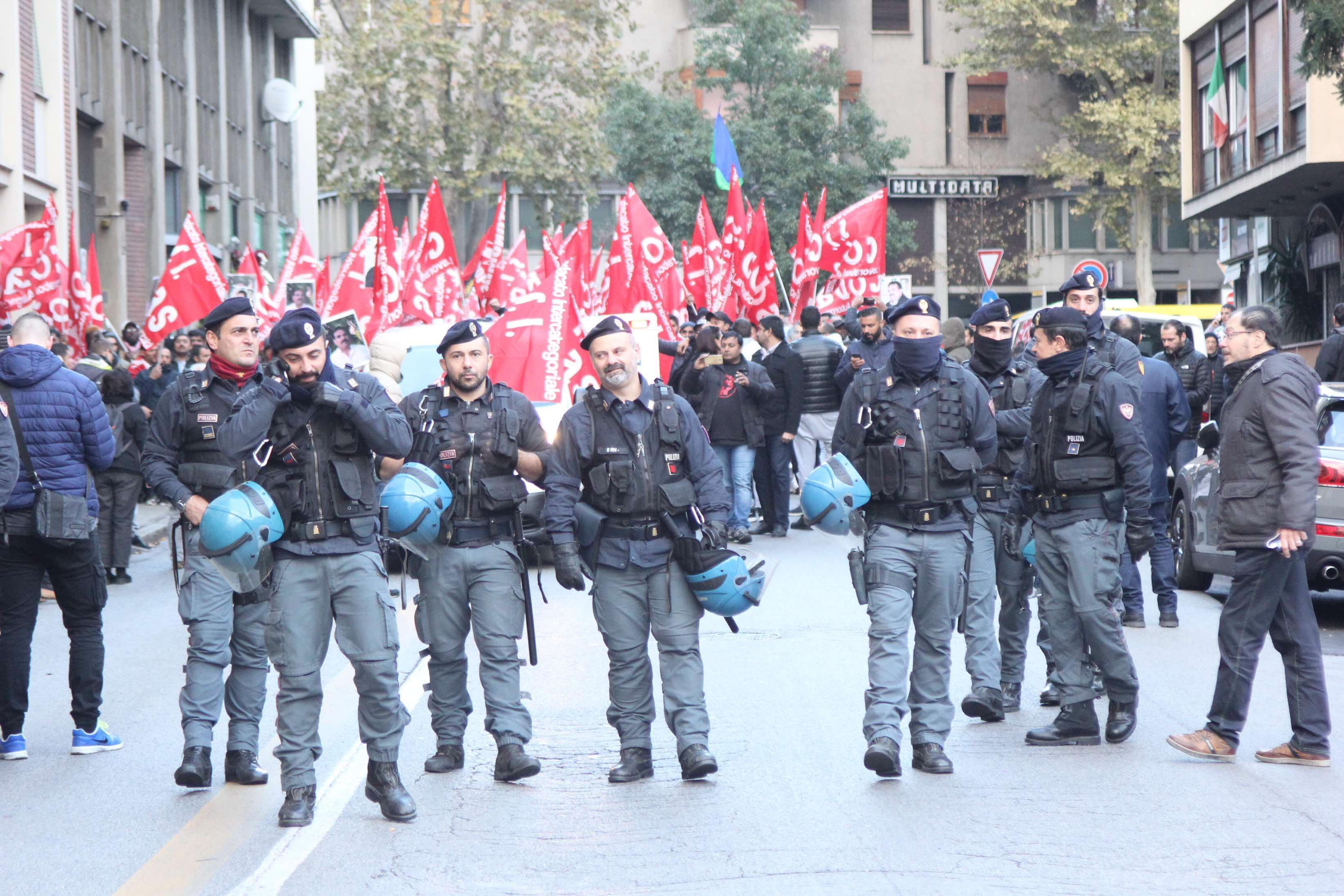 Il corteo dei lavoratori pachistani organizzato dal Si Cobas (foto Batavia)