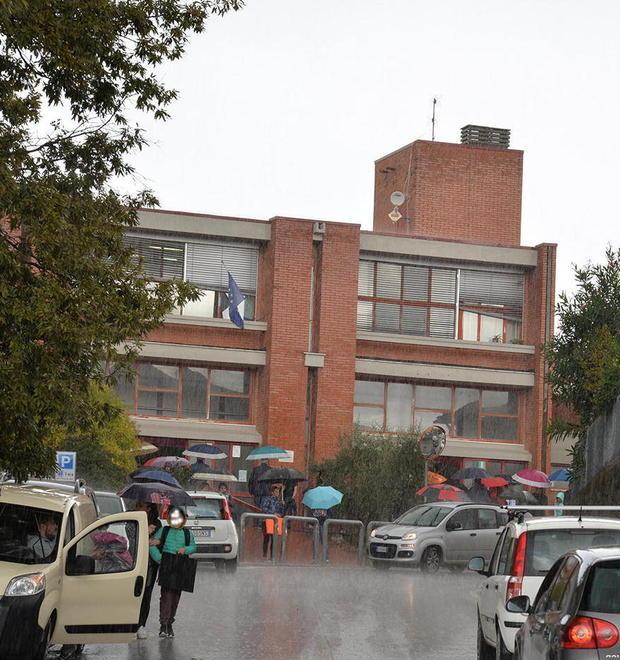 Cattivi odori a scuola, nessun pericolo ma pavimento da rifare 