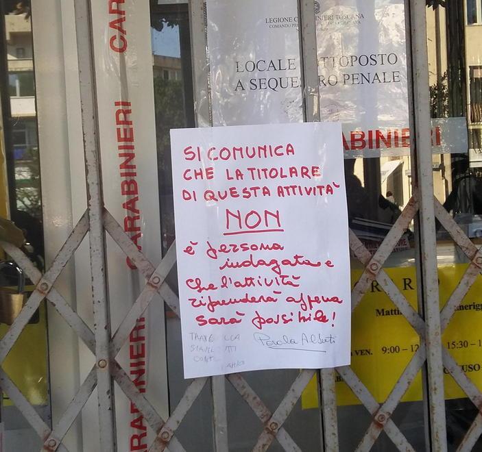 Il cartello affisso alla copisteria «Io non sono persona indagata» 