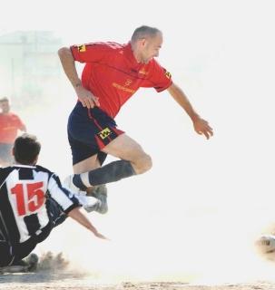 <strong>NEBBIA?</strong> Macchè, è solo la terra del campo di Pistoia Nord durante Candeglia-Pool Bugiani terminata 2-1 per la capolista