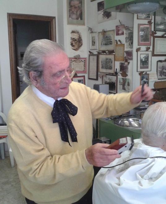A 90 anni ancora alle prese con phon, rasoi e forbici 