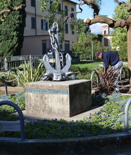 Un giardino multicolore in piazza dei Servi