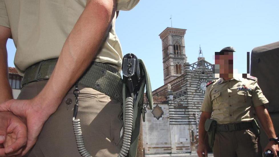 Arrestati quattro parà Chiedevano soldi ai cinesi