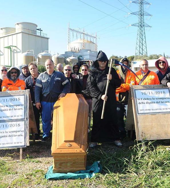 Aferpi, Camping cig inscena il “funerale del territorio” 