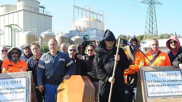 Aferpi, Camping cig inscena il “funerale del territorio”
