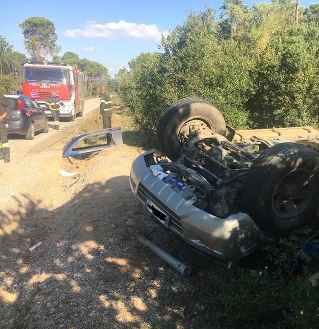 Si ribalta un’auto finita fuori strada