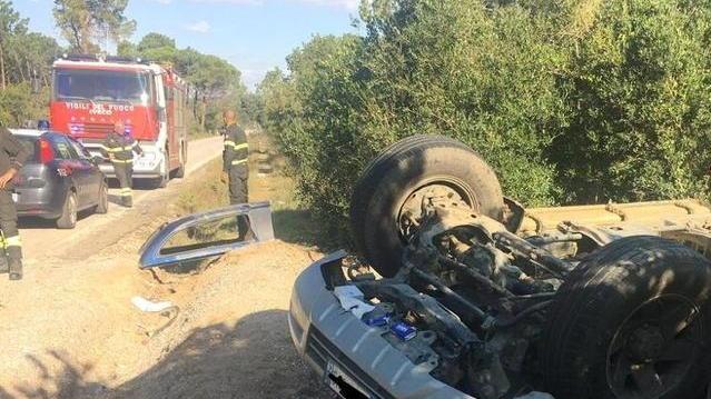 Si ribalta un’auto finita fuori strada