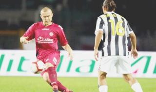 <strong>RABBIA. </strong>Mozart (qui in azione contro Camoranesi) si blocca proprio mentre stava entrando in forma