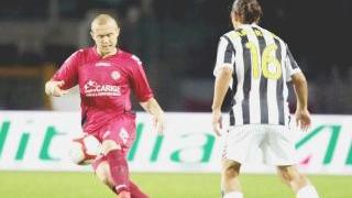 <strong>RABBIA. </strong>Mozart (qui in azione contro Camoranesi) si blocca proprio mentre stava entrando in forma