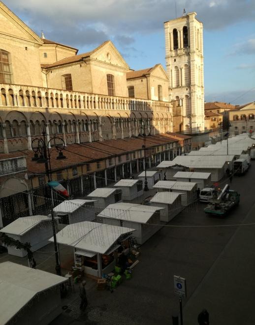 Si accende sulla città il “tetto di stelle” Pochi soldi dai negozi 