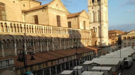 Si accende sulla città il “tetto di stelle” Pochi soldi dai negozi