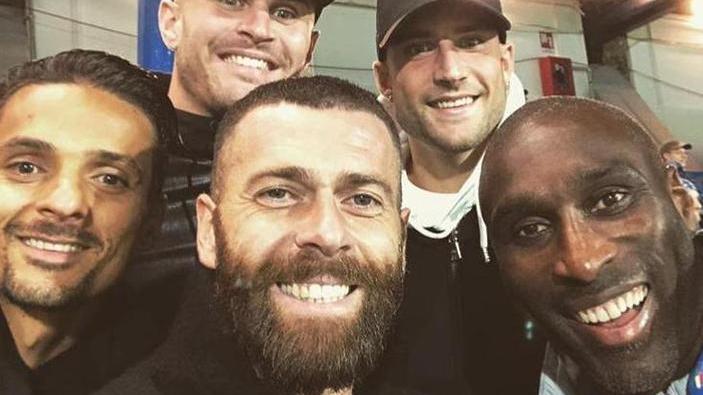 Gli spallini fanno un selfie con il grande Sol Campbell