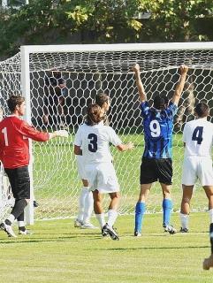 Il Pisa esulta dopo un gol, sulla sinistra il portiere Nocchi
