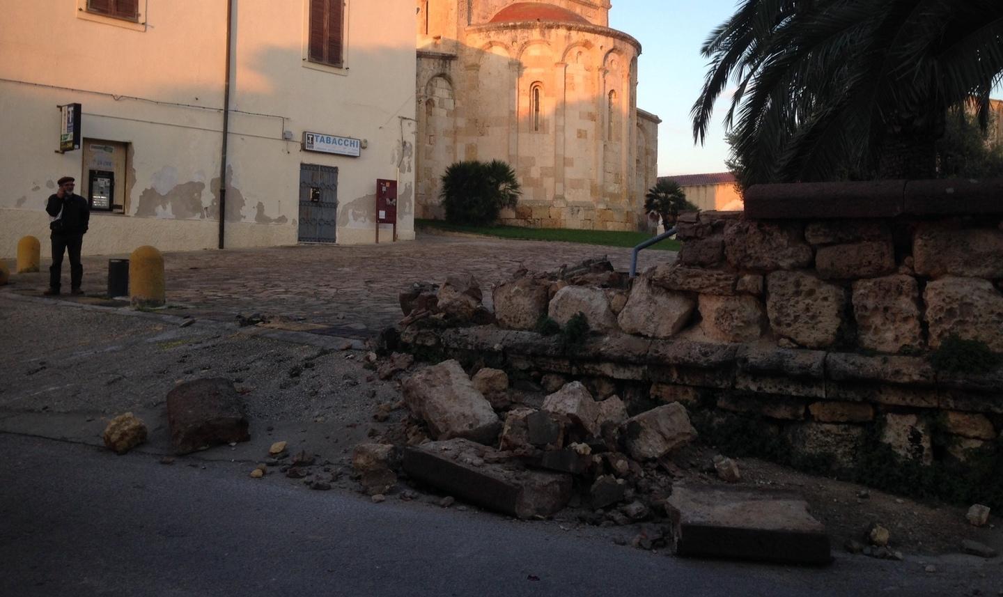 Golf fuori strada, crolla muraglione a San Gavino 