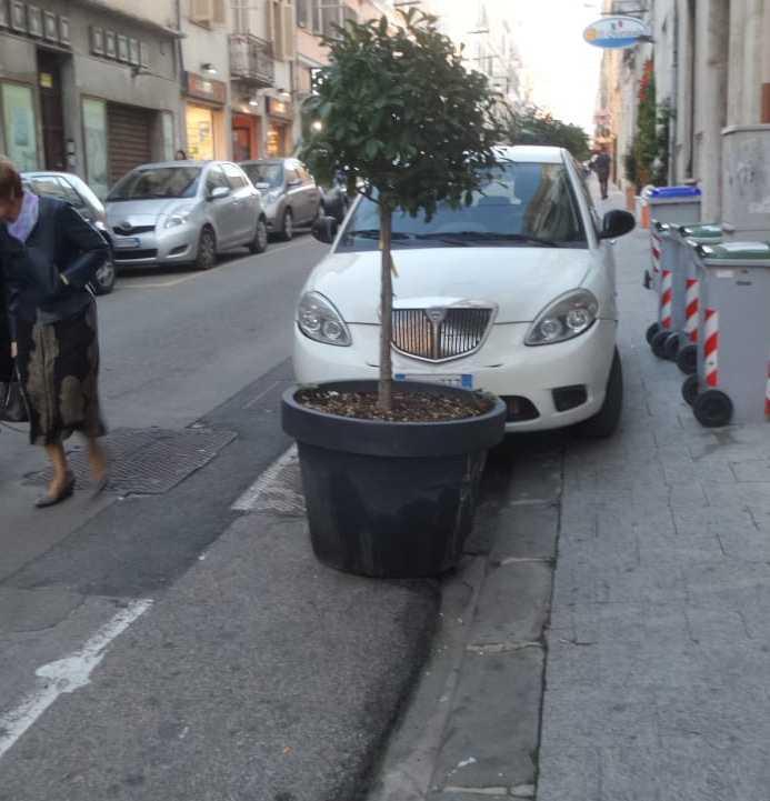 Marciapiede off limits per i pedoni