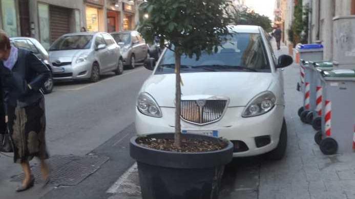 Marciapiede off limits per i pedoni