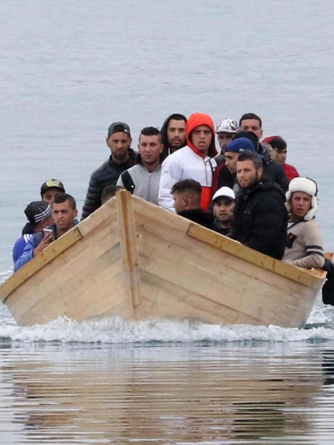 Algerini alla deriva un morto e 9 dispersi