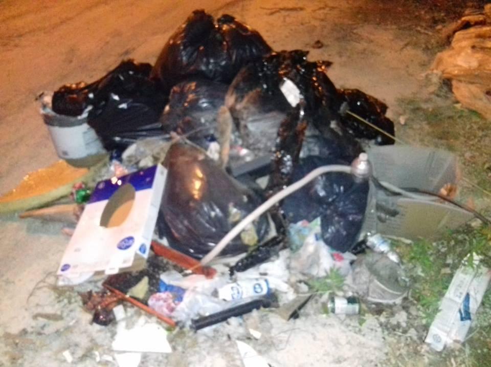 L'ammasso di rifiuti abbandonato in via Enriques appena ripulita (dalla pagina Facebook del sindaco Nogarin)