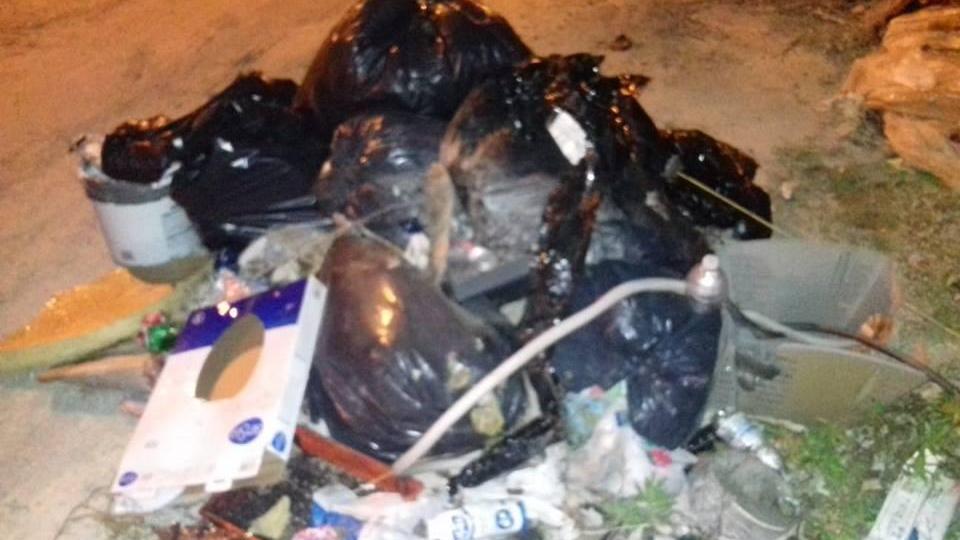 L'ammasso di rifiuti abbandonato in via Enriques appena ripulita (dalla pagina Facebook del sindaco Nogarin)