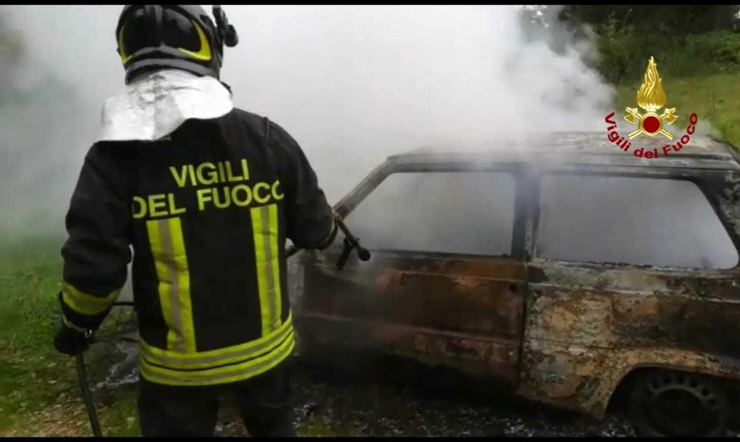 Auto in fiamme sulla provinciale 10