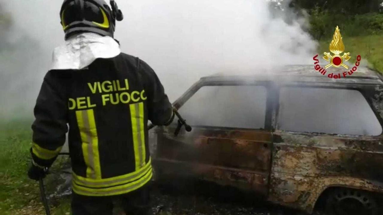 Auto in fiamme sulla provinciale 10