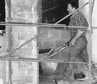 Un operaio in un cantiere edile