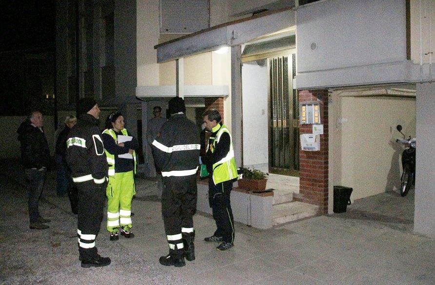 Gli operatori del 118 e vigili del fuoco davanti alla palazzina di via Monte Sumbra