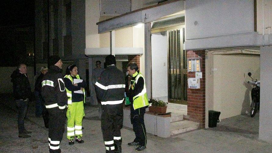 Gli operatori del 118 e vigili del fuoco davanti alla palazzina di via Monte Sumbra