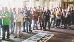 Il presidio dei lavoratori il municipio e due momenti dell’incontro
