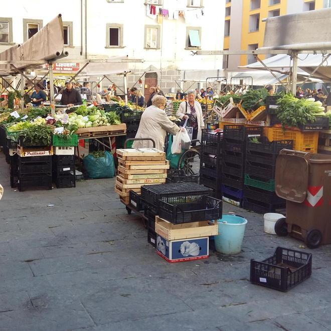 In centro incassi dimezzati e banchi e negozi chiusi: «Servono posteggi gratis a Natale»