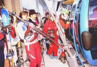 Sciatori si apprestano a salire sull’ovovia