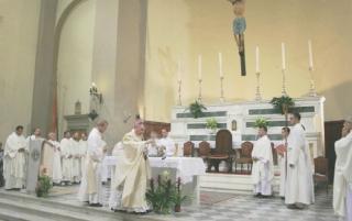 Il sacerdote durante la sua prima messa nella chiesa di Marittimo
