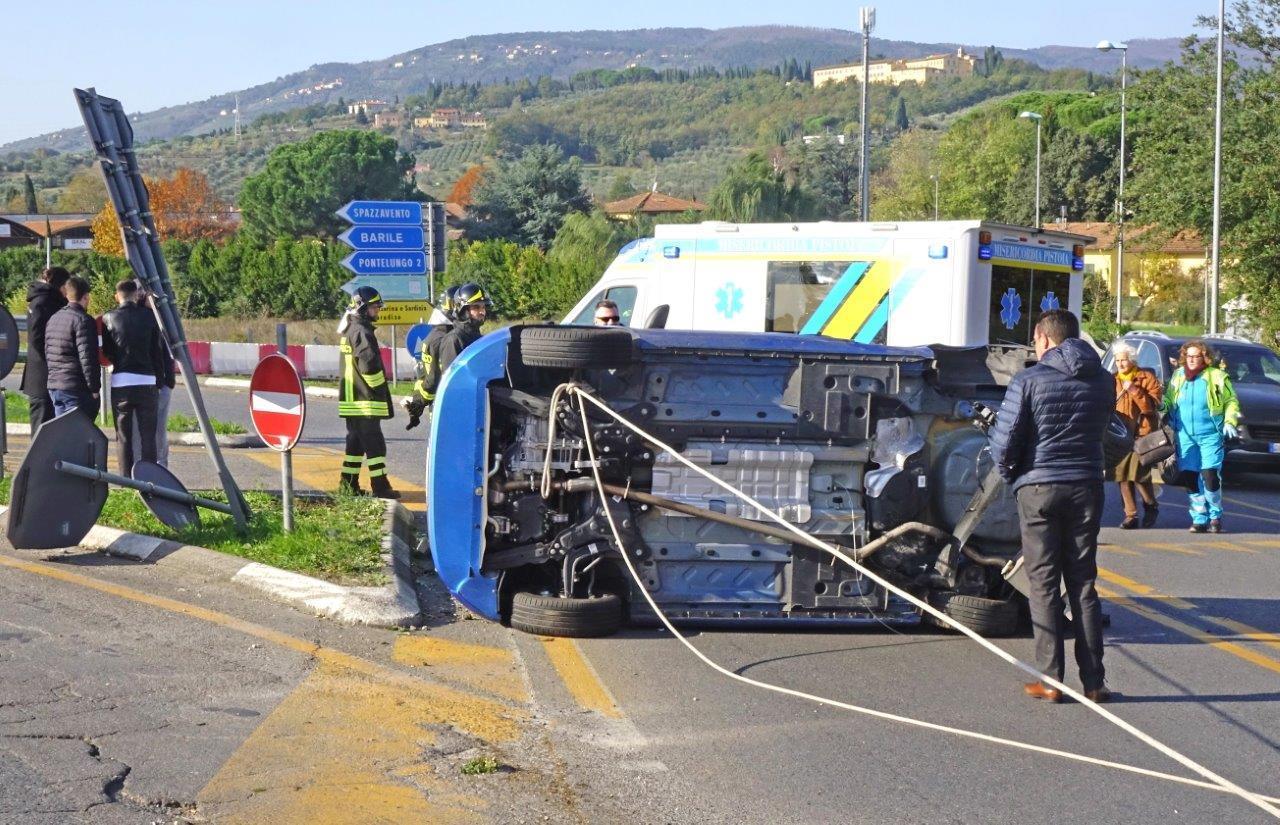 Pistoia, due feriti nell’auto ribaltata 