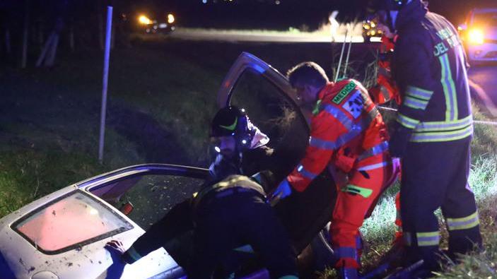 Perde il controllo dell’auto e va nel fosso