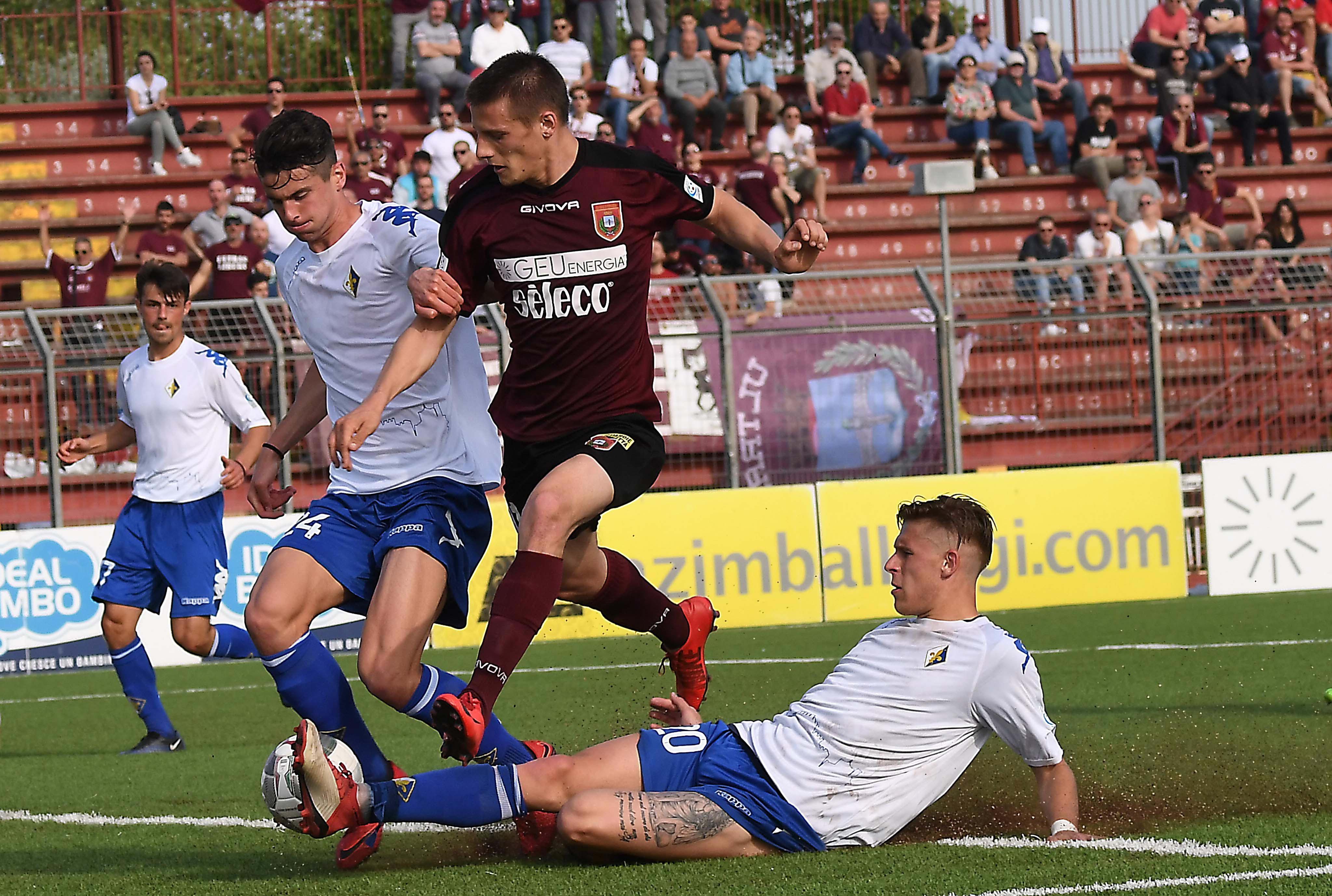 L'attaccante del Pontedera, Lorenzo Pinzauti, nella gara dello scorso anno col Prato (Foto Franco Silvi)