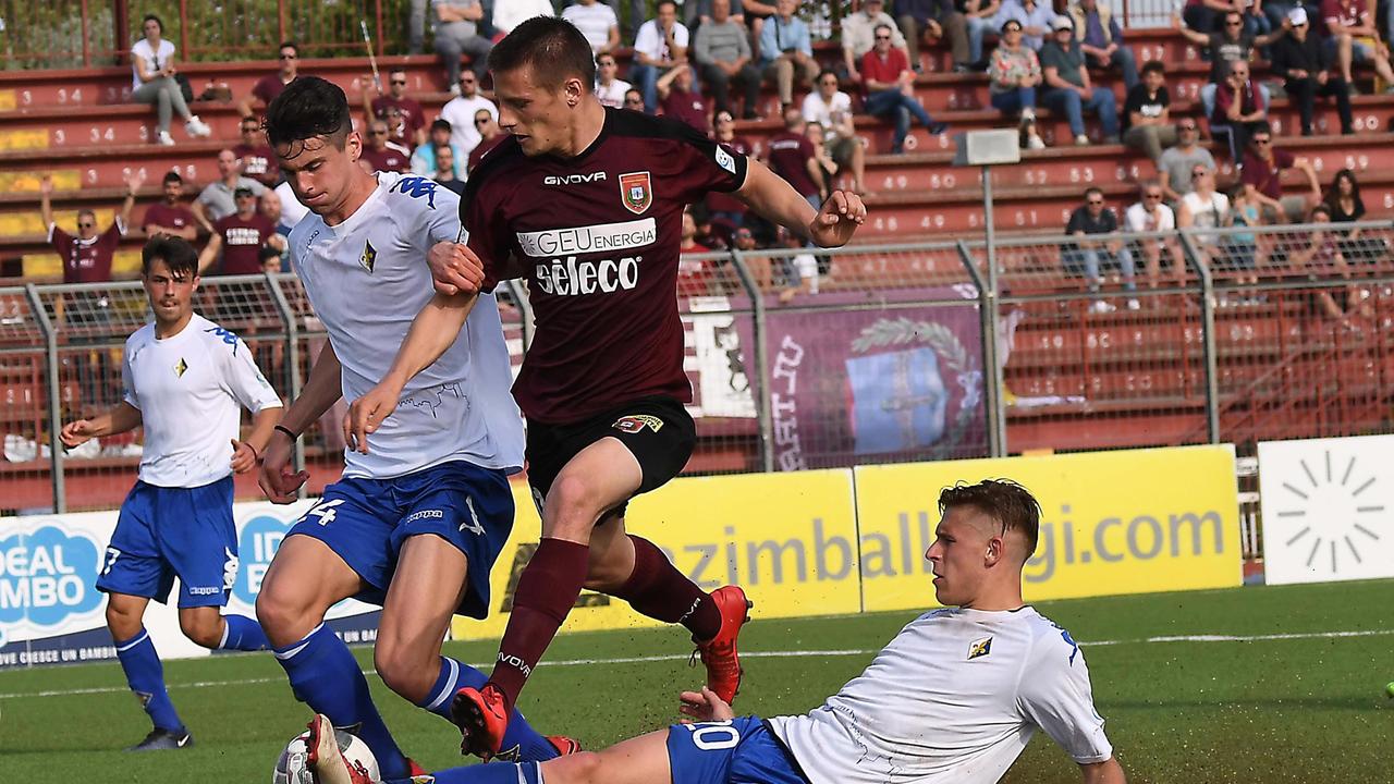 L'attaccante del Pontedera, Lorenzo Pinzauti, nella gara dello scorso anno col Prato (Foto Franco Silvi)