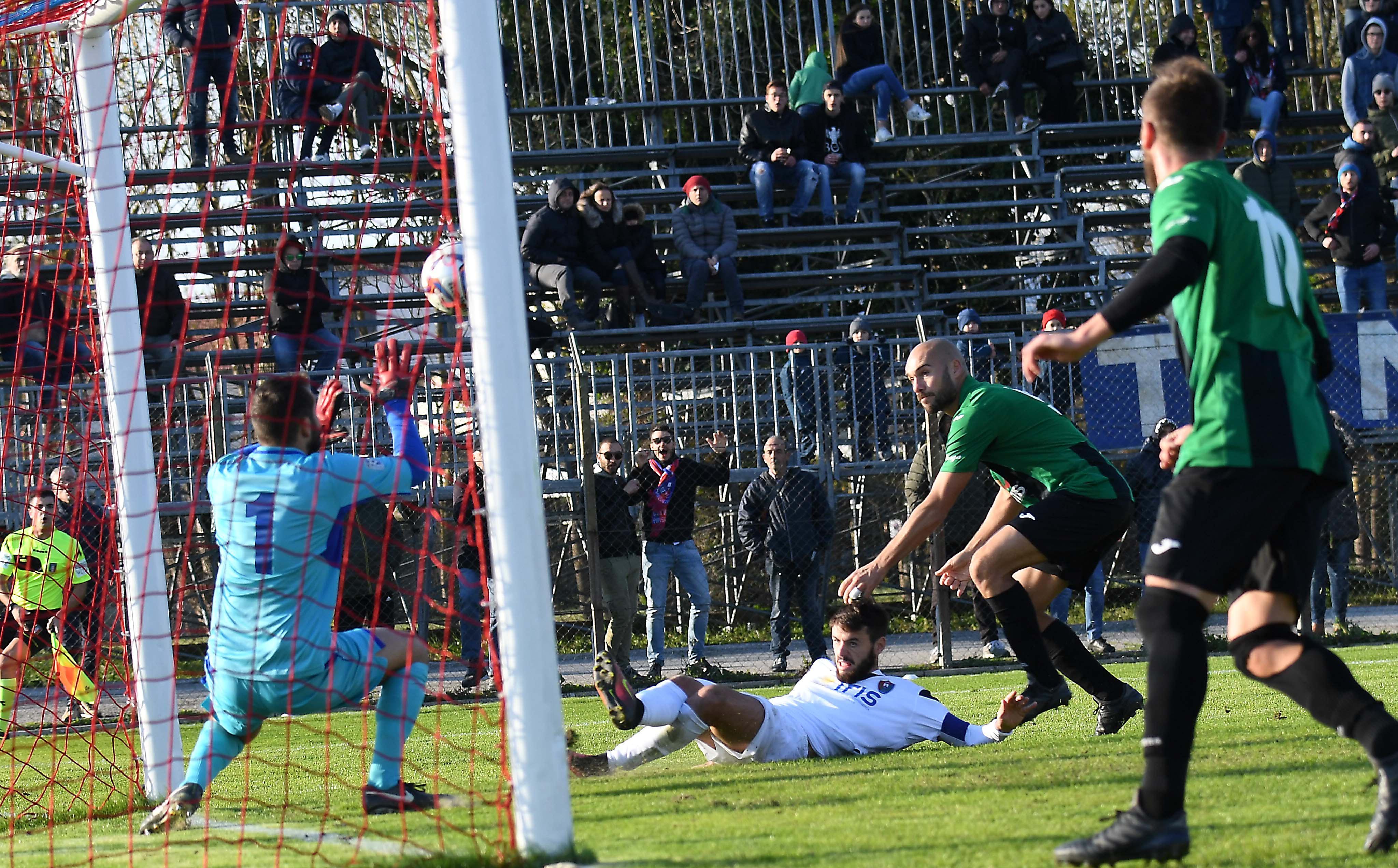 Il gol di Doveri che ha deciso Ponsacco-Tuttocuoio (Foto Franco Silvi)