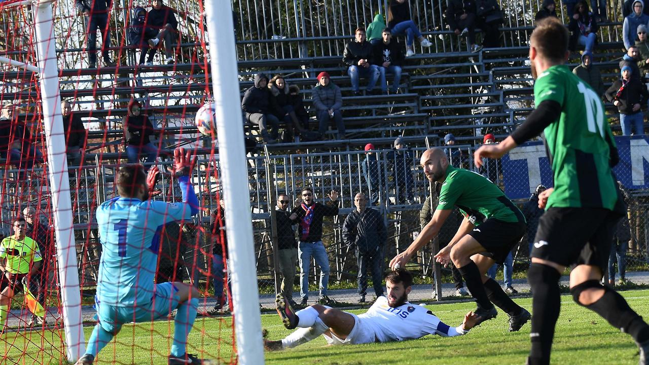 Il gol di Doveri che ha deciso Ponsacco-Tuttocuoio (Foto Franco Silvi)