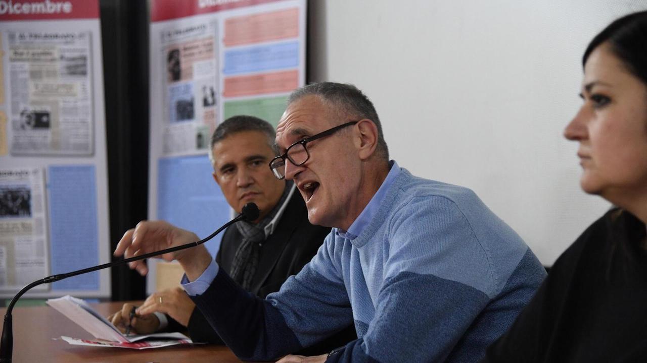 La presentazione della mostra: da sinistra Fabrizio Brancoli, vicedirettore de "Il Tirreno", Roberto Cerri, direttore della biblioteca Gronchi di Pontedera, e Carla Cocilova dell'Arci