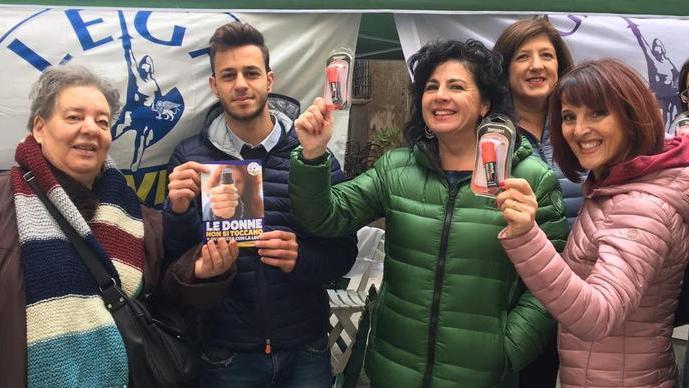 L’iniziativa di ieri mattina a Castelfiorentino con alcune donne che mostrano lo spray al peperoncino regalato dalla Lega