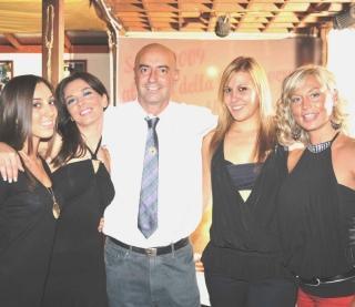 Roberto Reschi con le sue quattro aiutanti presentatrici e, a destra, le prime tre classificate del concorso Bella al bar dell’anno passato