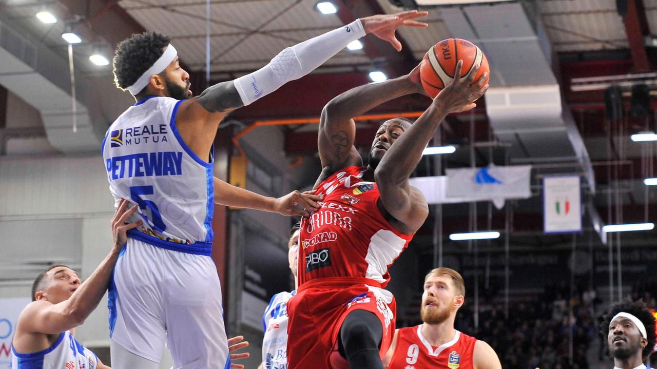 Dominique Johnson a canestro contrastato dall'ex biancorosso Petteway