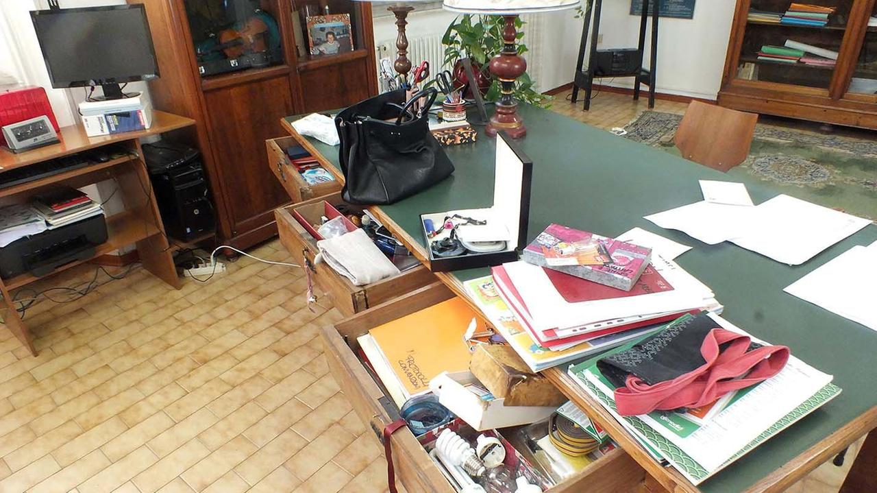 La scrivania della preside delle elementari, forzata per cercare le chiavi delle casseforti (PaBar)