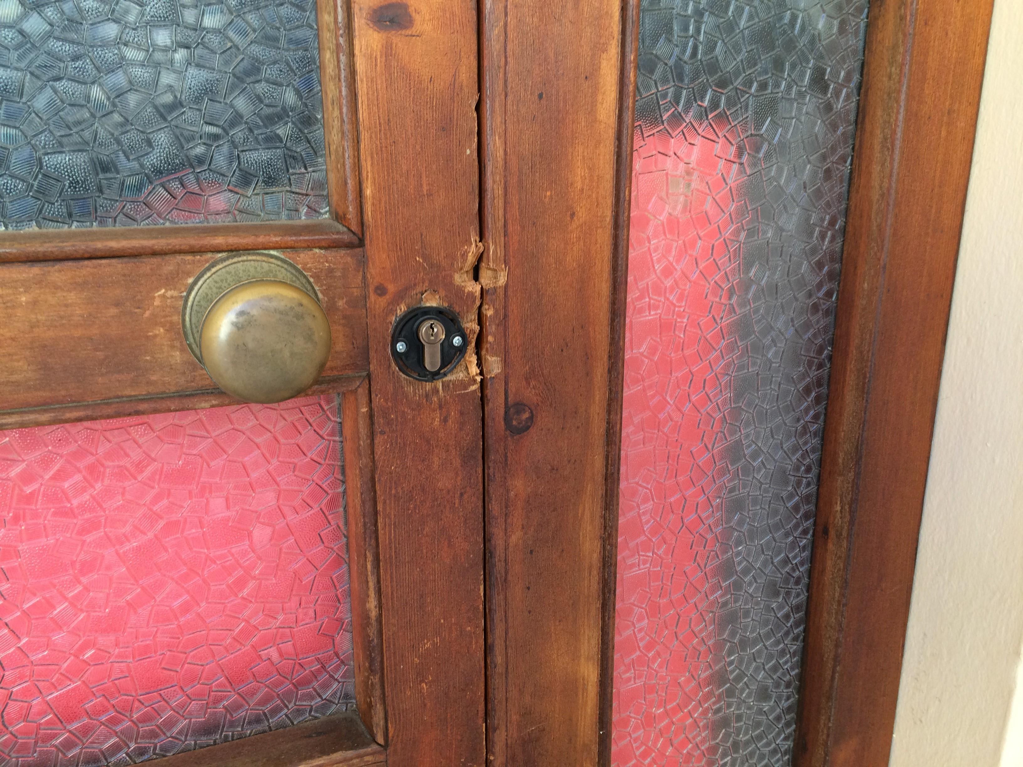 I segni del piede di porco su un portone forzato in via Mameli (Foto Falorni/Silvi)