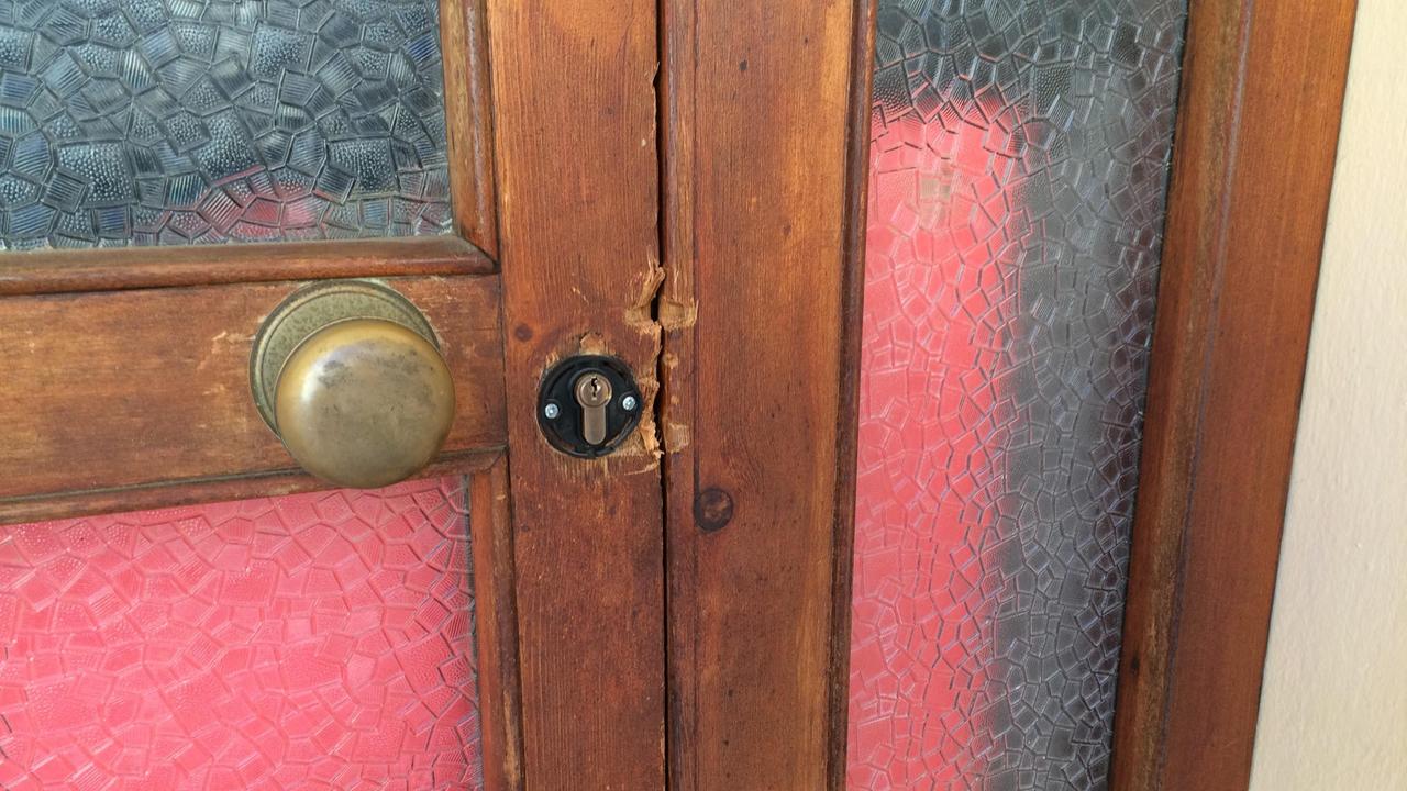 I segni del piede di porco su un portone forzato in via Mameli (Foto Falorni/Silvi)