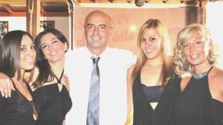 Roberto Reschi con le sue quattro aiutanti presentatrici e, a destra, le prime tre classificate del concorso Bella al bar dell’anno passato