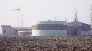 Un impianto a biomasse: i rifiuti non vengono bruciati, il gas si forma con la fermentazione