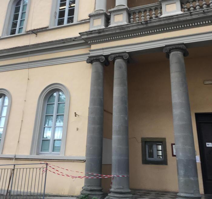 Cede l’intonaco del cornicione alla scuola elementare Saffi 