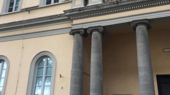 Cede l’intonaco del cornicione alla scuola elementare Saffi